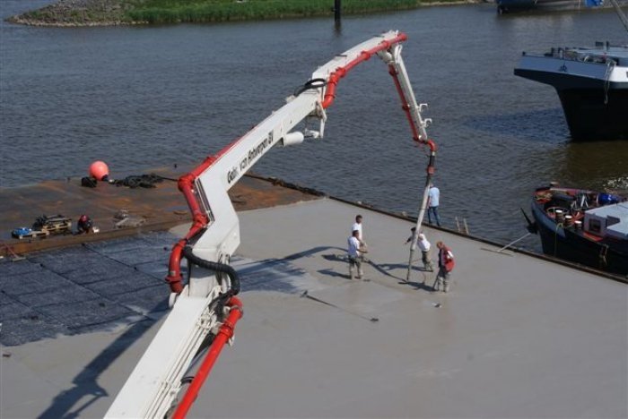 mels-renes-betonvloeren-ponton-storten-en-afwerken-werkendam-13