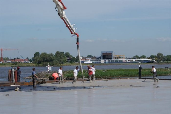 mels-renes-betonvloeren-ponton-storten-en-afwerken-werkendam-15