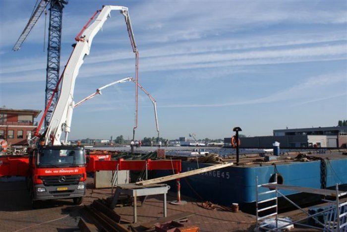 mels-renes-betonvloeren-ponton-storten-en-afwerken-werkendam-3