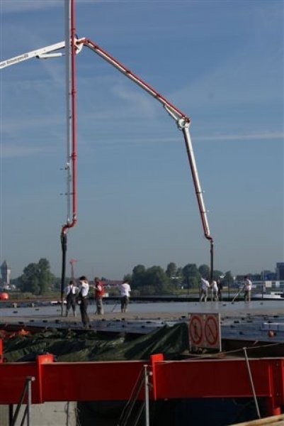 mels-renes-betonvloeren-ponton-storten-en-afwerken-werkendam-4