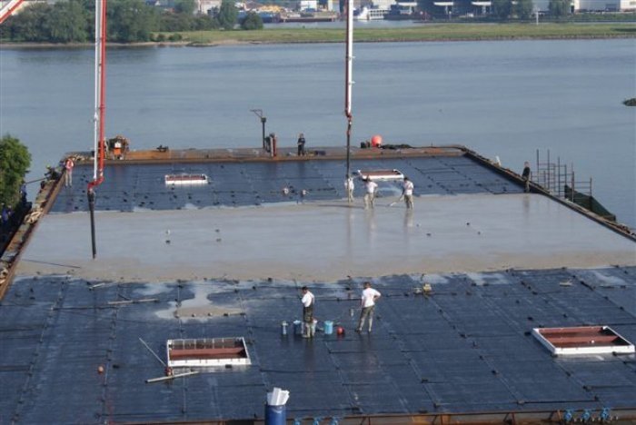 mels-renes-betonvloeren-ponton-storten-en-afwerken-werkendam-7