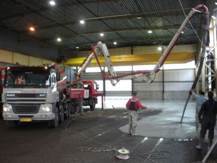 mels-renes-betonvloeren-staalvezelvloer-storten-en-afwerken-in-montfoort-4